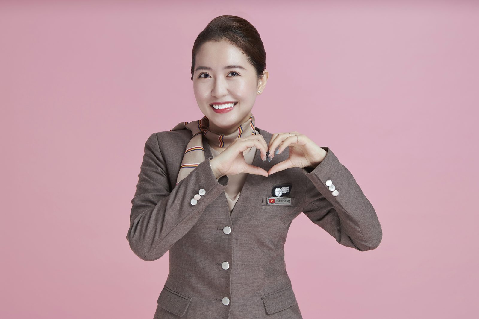Airline attendant in uniform with a heart icon, symbolizing customer service and loyalty benefits