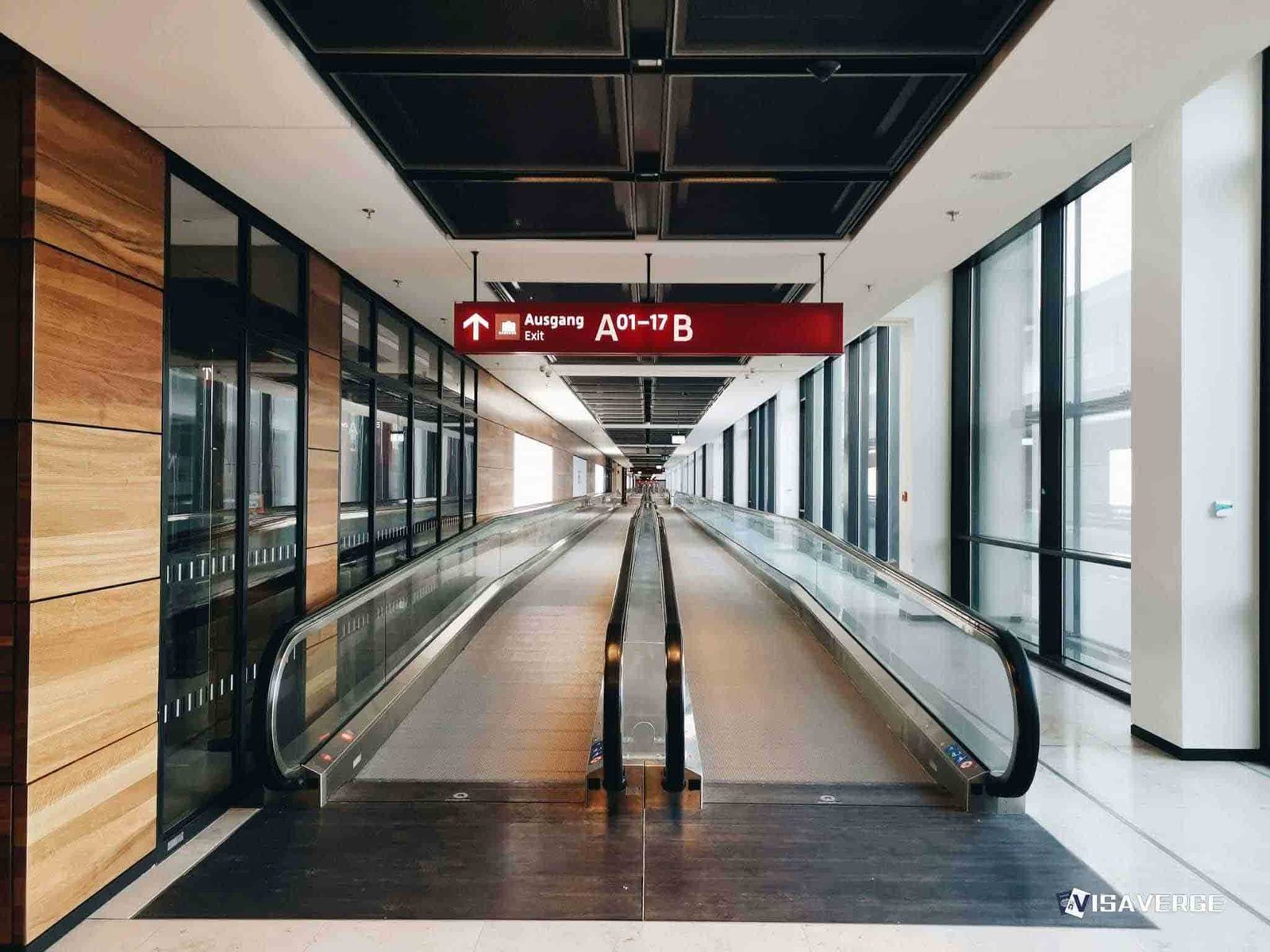 Infographic explaining U.S. flight delay and cancellation refund rules