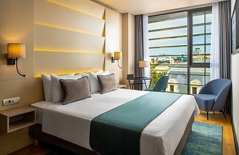 Self Catering vs Hotel