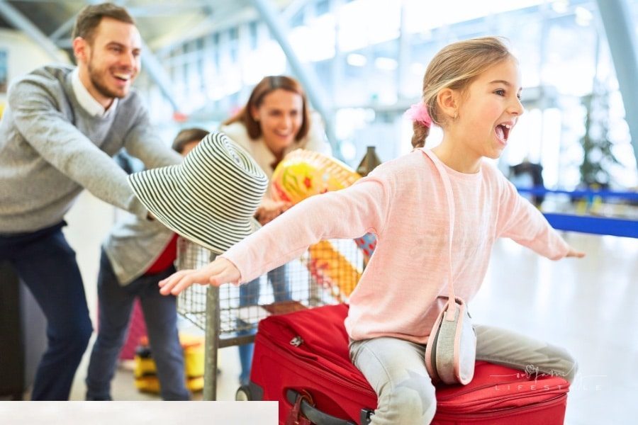 Family airport costs: parking, luggage and seats explained