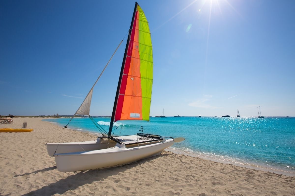 What does an all-inclusive resort typically include, such as food, drinks, and activities
