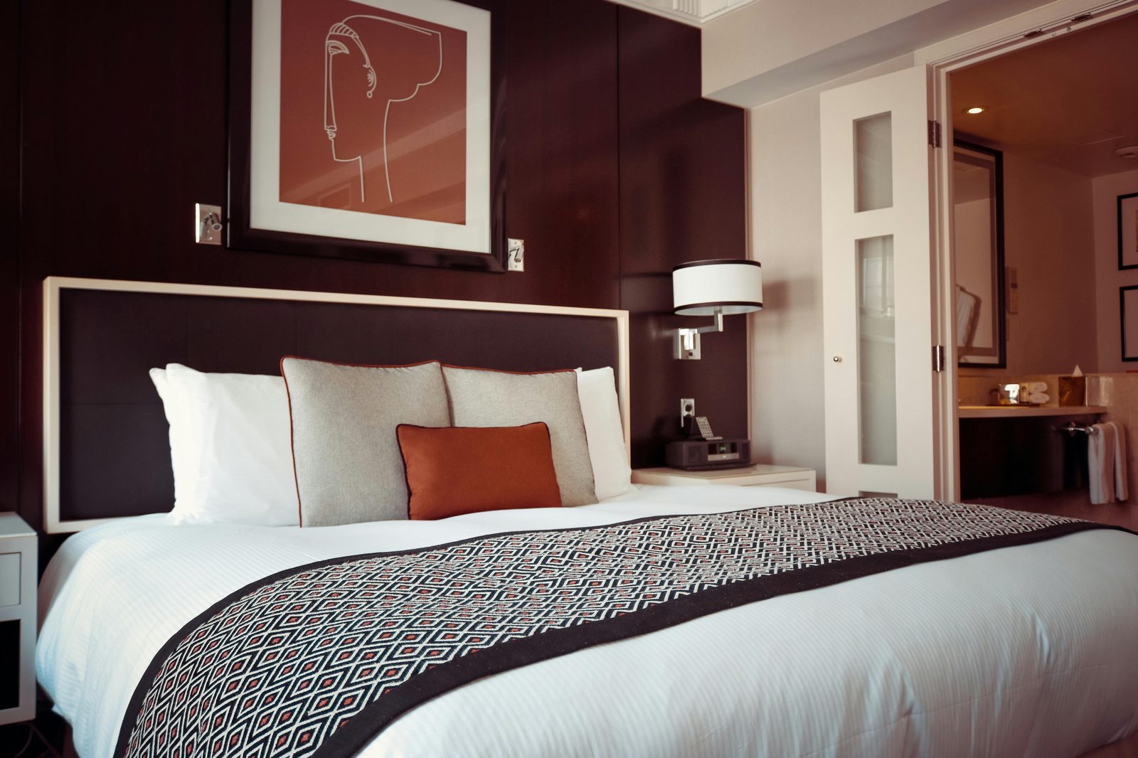 Hidden Hotel Fees Explained: Resort Charges and Parking